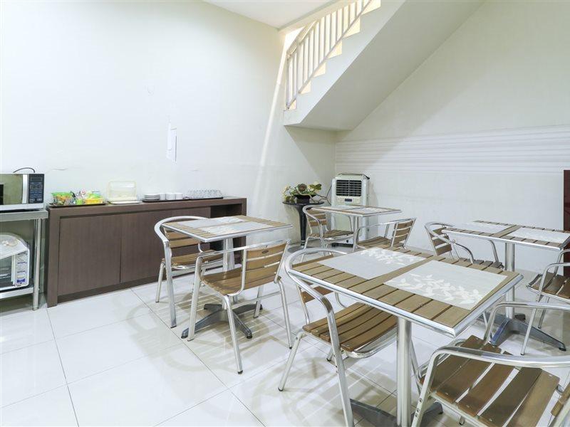 HOME Guesthouse Sorabaya Extérieur photo